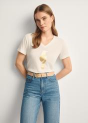 Kremowy t-shirt damski TSHDT-0149-12(Z25), widok produktu przodem na modelce, widoczna połowa sylwetki.