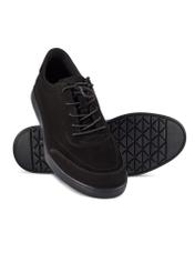 Czarne skórzane buty męskie BUTYM-0529-99(W26), widok produktu skosem na białym tle.