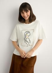 Biały T-shirt damski z nadrukiem TSHDT-0153-0B(W26), widok produktu z przodu na modelce. Widoczna połowa sylwetki.