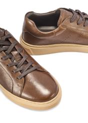 Ciemnobrązowe skórzane sneakersy męskie BUTYM-0486-1I(W26) - zbliżenie na detal, na białym tle. 