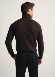 Sweter męski z golfem w kolorze czekoladowym SWEMT-0095B-90(Z25), widok produktu od tyłu na modelu, widoczna połowa sylwetki.