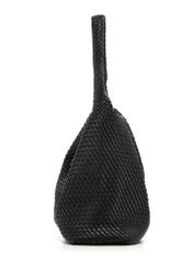 Czarna pleciona torebka shopper TOREC-1148-99(W26) - widok produktu z boku, na białym tle. 