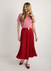 Czerwona plisowana spódnica midi SPCDT-0096-4B(W26), widok produktu od przodu na modelce, widoczna cała sylwetka.