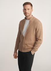 Sweter męski na suwak w kolorze karmelu SWEMT-0169-24(Z25), produkt widoczny skosem na modelu, widoczne pół sylwetki.