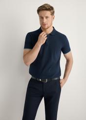 Granatowa koszulka polo z bawełny POLMT-0045B-7E(W26), widok produktu z przodu na modelu. Widoczna połowa sylwetki.