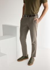 Skórzane sneakersy męskie khaki BUTYM-0486-8D(W26), widok produktu z przodu na stopach modela.