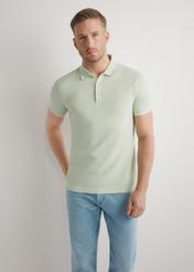 Szałwiowa koszulka polo z bawełny POLMT-0045B-8F(W26), widok produktu z przodu na modelu. Widoczna połowa sylwetki.