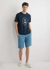 Granatowy T-shirt męski z nadrukiem TSHMT-0147-7E(W26), widok produktu z przodu, na modelu, na jasnym tle. Widoczna cała sylwetka.