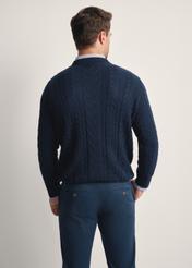 Granatowy sweter męski SWEMT-0179-68(Z25), widok produktu z tyłu na modelu. Widoczna połowa sylwetki.