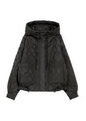 Czarna krótka pikowana kurtka oversize KURDT-0660-99(W26) - widok produktu z przodu, na białym tle. 