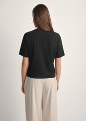 Bawełniany czarny T-shirt damski TSHDT-0138-99(W25), widok produktu od tyłu na modelce, widoczna połowa sylwetki.