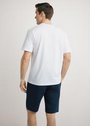  Biały T-shirt męski z nadrukiem TSHMT-0145-0A(W26),  widok produktu z tyłu na modelu. Widoczna połowa sylwetki.