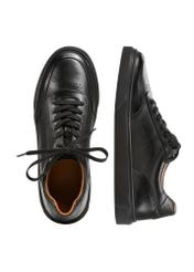 Czarne skórzane sportowe buty męskie BUTYM-0484-99(W25), widok produktu z góry na białym tle.