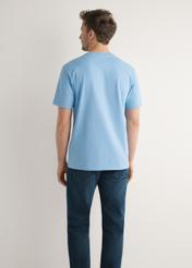 Niebieski T-shirt męski TSHMT-0120-7B(W26), widok produktu z tyłu na modelu. Widoczna połowa sylwetki.