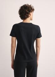 Czarny T-shirt damski z logo TSHDT-0148-99(Z25), widok produktu z tyłu na modelce. Widoczna połowa sylwetki.