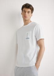 Biały T-shirt męski z nadrukiem TSHMT-0145-0A(W26), widok produktu z przodu na modelu. Widoczna połowa sylwetki.