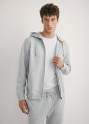 Szara bluza męska z kapturem BLZMT-0079-9A(W26), widok produktu z przodu na modelu. Widoczna połowa sylwetki.