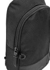 Czarna męska torba crossbody TORMN-0419-99(W26) - zbliżenie na detal, na białym tle. 