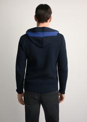 Granatowy sweter męski z kapturem SWEMT-0182-68(Z25), widok produktu z tyłu na modelu. Widoczna połowa sylwetki.