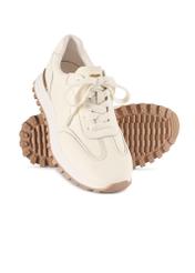Skórzane sneakersy damskie w kolorze kremowym BUTYD-1270-0B(W26), widok produktu skosem na białym tle.