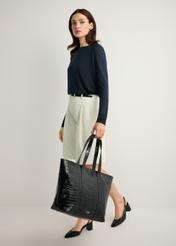 Torebka shopper damska croco TORES-0700C-9G(W26), widok produktu w dłoni modelki. Widoczna cała sylwetka.