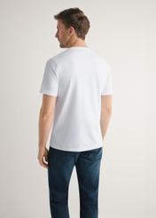 Biały bawełniany t-shirt męski TSHMT-0144-0A(W26) - widok produktu z tyłu na modelu, na jasnym tle. Widoczna sylwetka do połowy.