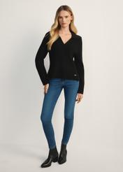 Czarny sweter damski z kołnierzykiem SWEDT-0239-99(Z25), widok produktu z przodu na modelce. Widoczna cała sylwetka.