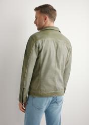 Kurtka męska przejściowa w kolorze khaki KURMS-0405-8F(W26), widok produktu z tyłu na sylwetce modela. Widoczna połowa sylwetki.