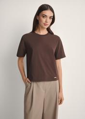 Bawełniany brązowy T-shirt damski TSHDT-0138-1I(W26), widok produktu od przodu na modelce, widoczna połowa sylwetki.
