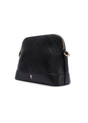 Czarna torebka damska z monogramem TOREC-1180-9P(W26), widok produktu skosem na białym tle.