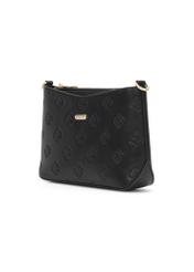 Czarna torebka damska z monogramem TOREC-1159-9P(W26) - widok produktu po skosie na białym tle.