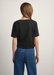 Czarny T-shirt damski basic TSHDT-0120-99(W25), widok produktu od tyłu na modelce, widoczna połowa sylwetki.
