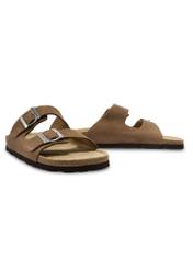 Skórzane klapki męskie w kolorze camelowym BUTYM-0495-1D(W26) - widok produktu po skosie, na białym tle.