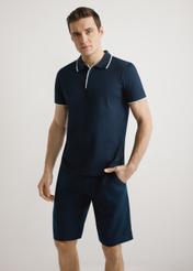 Męska ciemnogranatowa koszulka polo POLMT-0092-7E(W26), widok produktu z przodu na modelu. Widoczna połowa sylwetki.