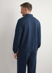 Granatowa bluza męska na suwak BLZMT-0072-7E(W26), widok produktu z tyłu na modelu. Widoczna połowa sylwetki.