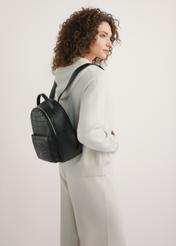 Czarny średni plecak damski croco TOREC-0920-9G(W26), widok produktu na plecach modelki. Widoczna połowa sylwetki.