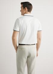Męska kremowa koszulka polo POLMT-0092-0B(W26),  widok produktu z tyłu na modelu. Widoczna połowa sylwetki.
