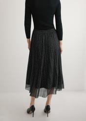 Spódnica plisowana midi w kropki SPCDT-0110-9P(W26), widok produktu od tyłu na modelce, widoczna połowa sylwetki.