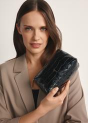Czarna skórzana kosmetyczka croco TORES-1235-9G(W26), widok produktu w dłoni modelki na jasnym tle.