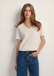 Kremowy T-shirt damski basic TSHDT-0120-0B(W26) - widok produktu z przodu na modelce, na białym tle. Widoczna sylwetka do kolan. 