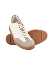 Skórzane męskie buty sportowe BUTYM-0487-0B(W26), widok produktu skosem na białym tle.