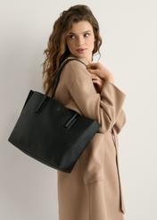 Czarna torebka shopper damska TOREC-0938-99(W24), widok produktu od przodu na modelce, widoczna połowa sylwetki.