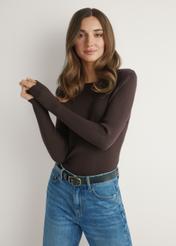 Brązowy prążkowany longsleeve damski LSLDT-0028-1I(W26), widok produktu z przodu na modelce. Widoczna połowa sylwetki.