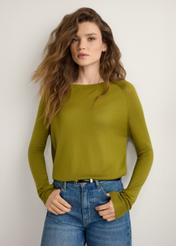 Cienki oliwkowy sweter damski SWEDT-0257-8E(W26), widok produktu z przodu na modelce. Widoczna połowa sylwetki.