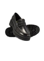 Czarne skórzane loafersy damskie BUTYD-1069-99(W26) - widok produktu po skosie, na białym tle.
