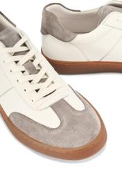 Skórzane męskie buty sportowe BUTYM-0487-0B(W26), zbliżenie na detal produktu na białym tle.