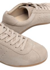 Beżowe zamszowe buty damskie BUTYD-1261-1A(W26), zbliżenie na detal produktu na białym tle.
