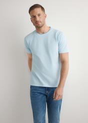 Jasnoniebieski T-shirt męski z bawełny TSHMT-0150-7A(W26), widok produktu z przodu na modelu. Widoczna połowa sylwetki.