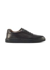 Skórzane sneakersy męskie w kolorze granatowym BUTYM-0484-7E(W26) - widok produktu z boku, na białym tle. 