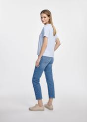 Błękitny t-shirt damski basic TSHDT-0120-60(W25), zdjęcie z boku na modelce na białym tle. Widoczna cała sylwetka.